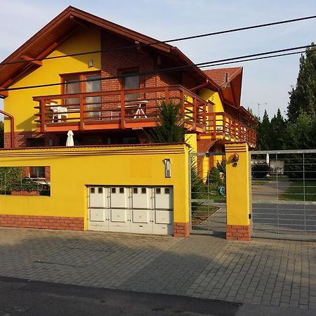 Okker Apartman Gyula Luaran gambar