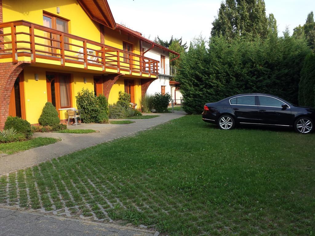 Okker Apartman Gyula Luaran gambar