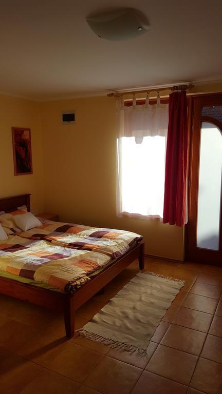 Okker Apartman Gyula Luaran gambar